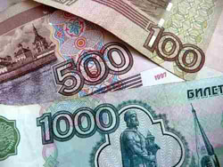 Рубль укрепляет позиции к евро и доллару