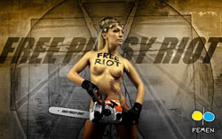 Активистки FEMEN спилили крест над майданом Незалежности