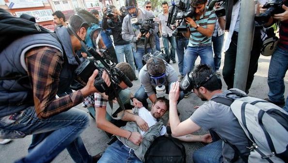 Турецких врачей обвиняют в несанкционированной помощи демонстрантам