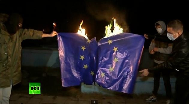 Жители Крыма сожгли флаг ЕС