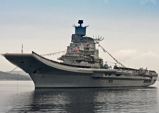 Авианосец ВМС Индии «Викрамадитья» бросил якорь в Кольском заливе