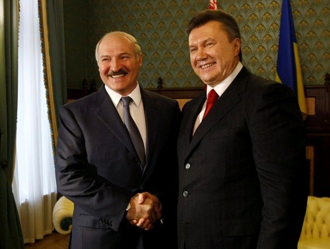 Лукашенко посоветовал Януковичу вернуться на Украину