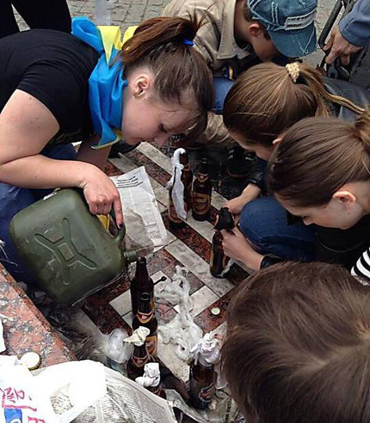 ВНИМАНИЕ! Объявляю розыск: девушки, которые разливали коктейли молотова в Одессе