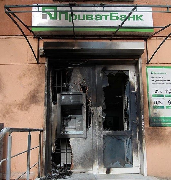 В Одессе в отделение ПриватБанка бросили взрывное устройство В Одессе в отделение ПриватБанка бросили взрывное устройство