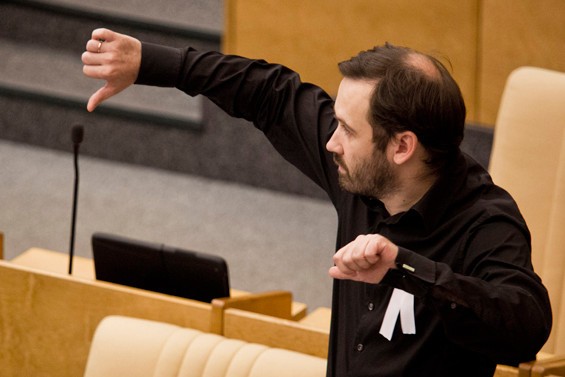 Депутат Илья Пономарев решил остаться в США