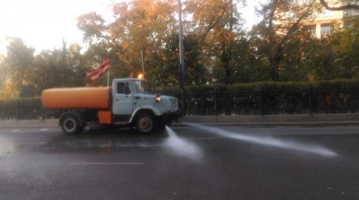 За «маршем предателей» по улицам Москвы прошли поливальные машины