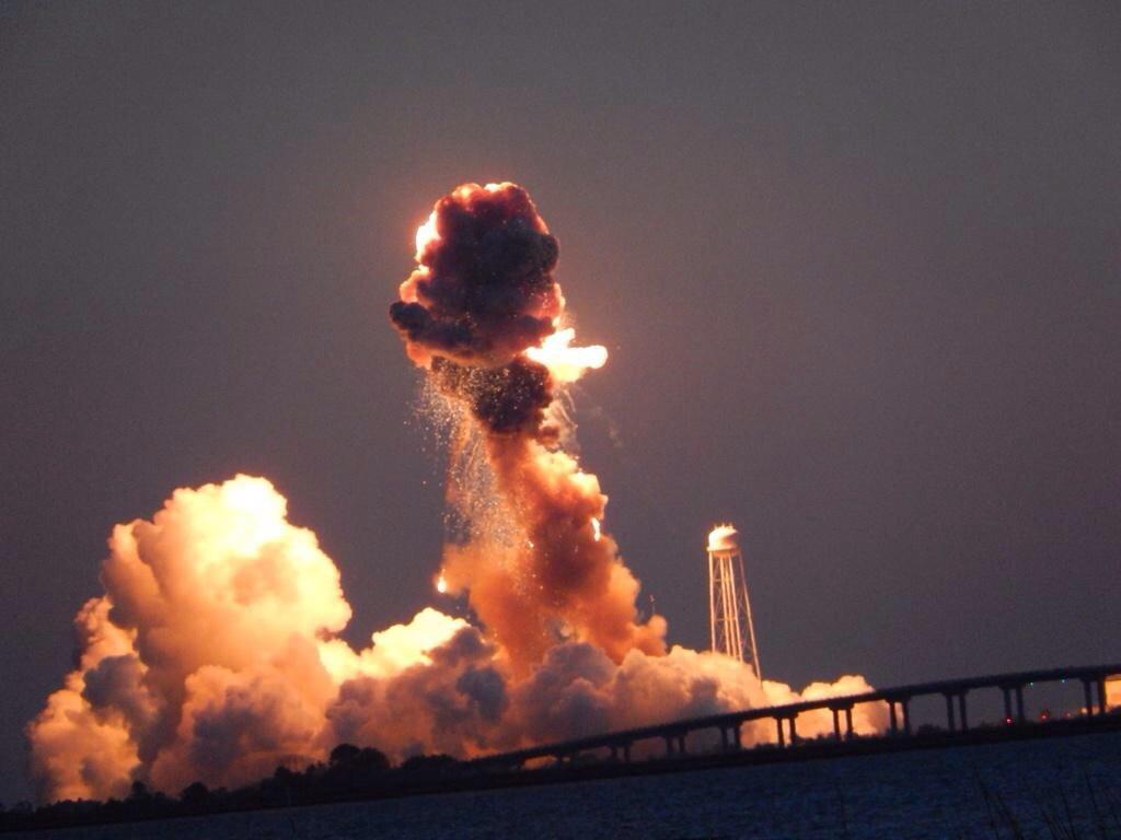 Ракета после взрыва. Антарес ракета взорвалась. Взрыв ракеты носителя Антарес. Antares ракета взрыв. Неудачный запуск ракеты.