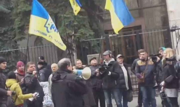 Когнитивный диссонанс: украинцы в Киеве требуют отставки премьера… Венгрии