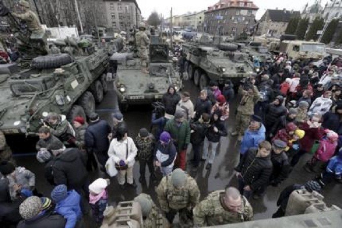 Власти Чехии запретили гражданам кидать овощи в военный конвой НАТО