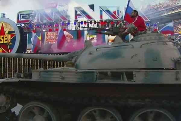 Американский спортсмен под гимн РФ въехал на танке на 70-тысячный стадион