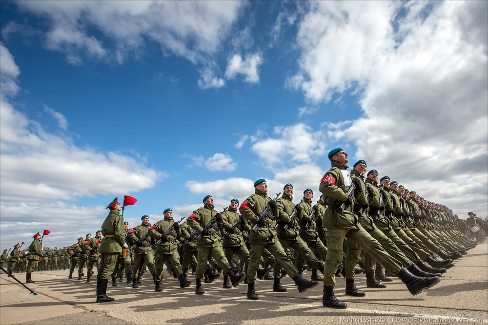 Солдаты идут защищать. Строй солдат. Военнослужащие в строю. Строй солдат России. Солдаты стоят в строю.