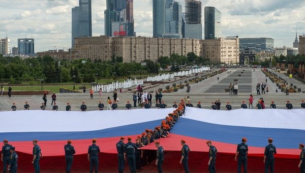Курсанты МЧС развернули в Москве самый большой флаг России