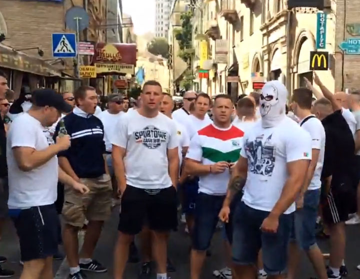 Стрельба и взрывы на Майдане: полиция сдерживает футбольных фанатов Стрельба и взрывы на Майдане: полиция сдерживает футбольных фанатов
