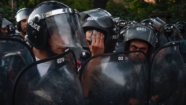 Полиция вытеснила людей с проезжей части проспекта Баграмяна в Ереване Полиция вытеснила людей с проезжей части проспекта Баграмяна в Ереване