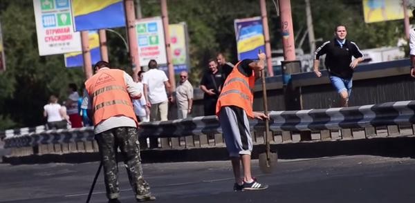 СМИ: На Украине разводной мост по ошибке закатали в асфальт  
