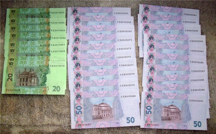 На Украине пенсию выдают хрустящими купюрами и номера идут подряд - включен печатный станок