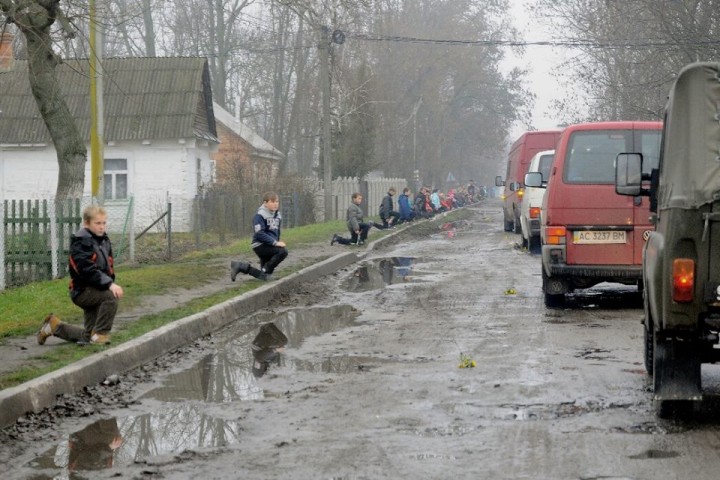 Как на Волыни заставляют детей и стариков встречать мёртвых карателей с Донбасса