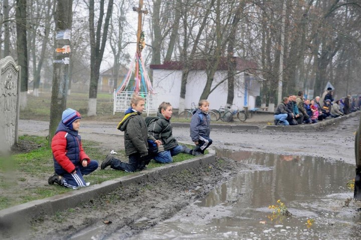 Как на Волыни заставляют детей и стариков встречать мёртвых карателей с Донбасса
