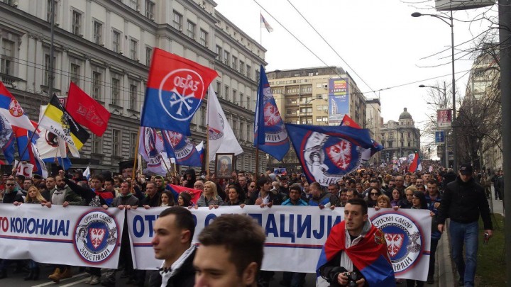Тысячи сербов вышли сегодня в Белграде на массовый митинг против НАТО с флагами России