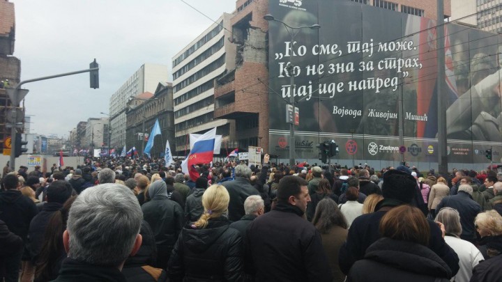 Тысячи сербов вышли сегодня в Белграде на массовый митинг против НАТО с флагами России