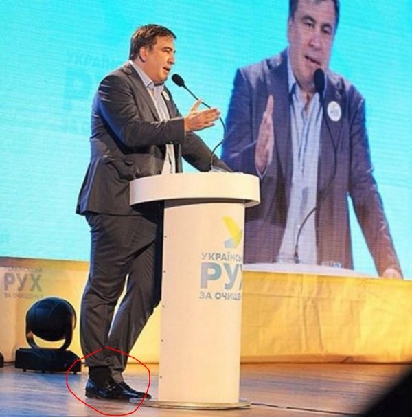 Дресс-код по Саакашвили: одесский губернатор заправил брюки в носки
