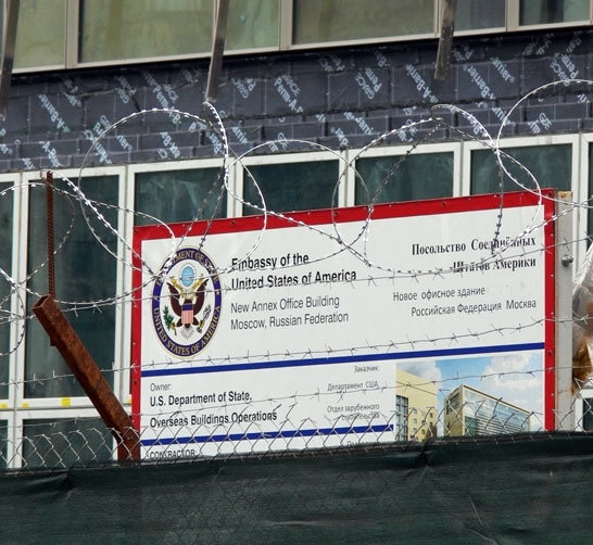 Американское посольство готовится к уличным боям