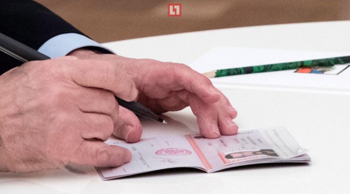 Путин вручил Стивену Сигалу российский паспорт