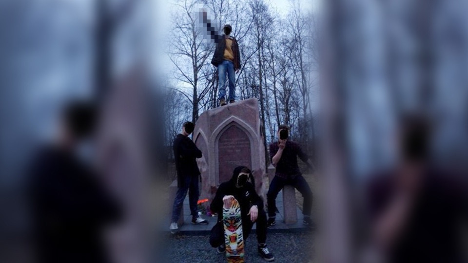 В Карелии оштрафовали на 100 рублей родителей подростков, зигующих на памятнике ВОВ