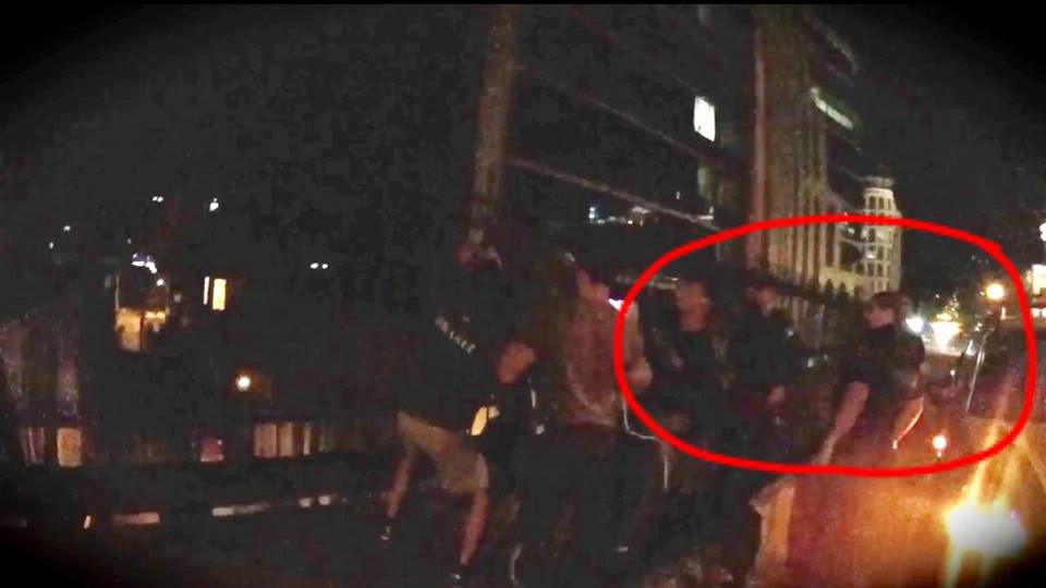 Снос бюста маршалу Жукову в Одессе охраняла полиция Снос бюста маршалу Жукову в Одессе охраняла полиция