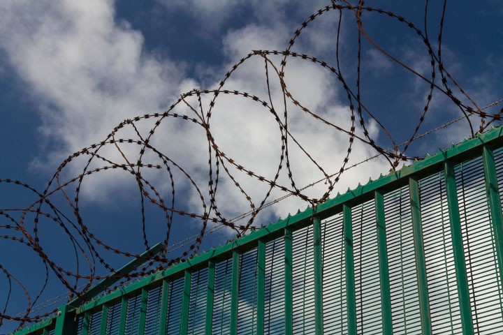 «Изощренное  издевательство»:  пограничный забор для ФСБ в Крыму построят украинские гастарбайтеры