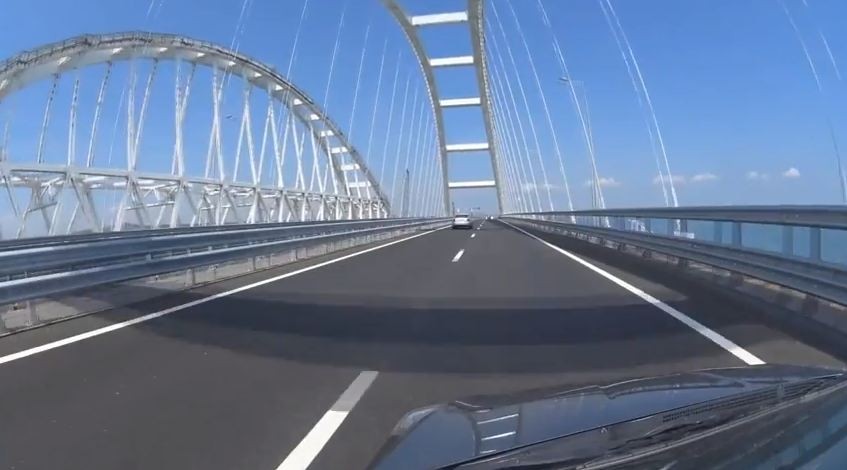 Мост в машине. Крымский мост вид из машины. Машины едут по Крымскому мосту. Крымский мост проезд автомобилей