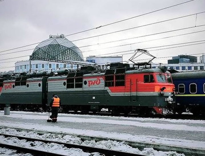 Железнодорожная зрада: На вокзале в Киеве засекли российский локомотив