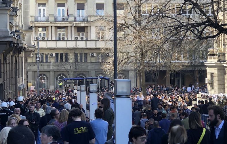 Когда переведут часы в сербии. Белград время сейчас. Толпы гуляют в резиденции президента Украины. Время в Белграде Сербия. Оппозиция Вучича.