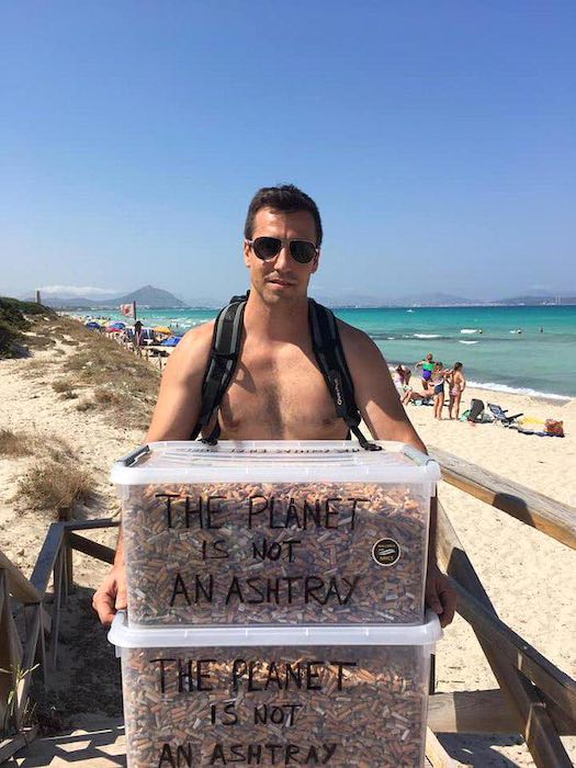 Мужчина на пляже Греции собрал 2 ящика с окурками