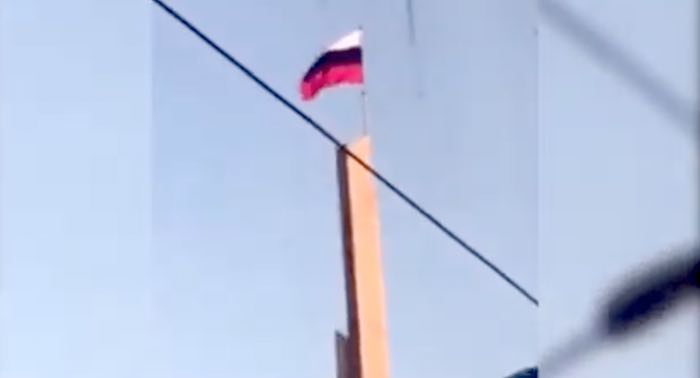 В Донецке вместо государственных флагов ДНР подняли российский триколор