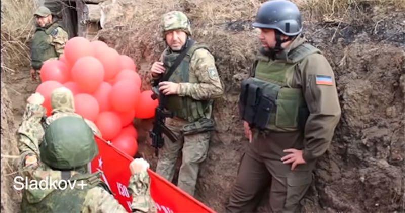 Над позициями ВСУ на Донбассе взвилось красное Знамя Победы