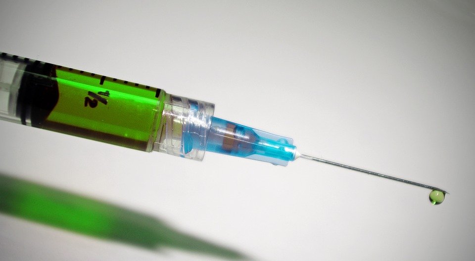 Новая вакцина Ростеха защитит от трех инфекций одним уколом