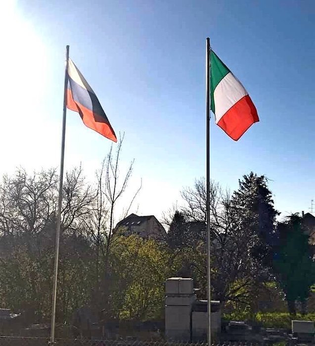 Жители Италии снимают флаги ЕС, чтобы на их место установить российский флаг