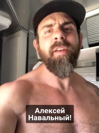 Порноактер поздравил Навального с днём рождения