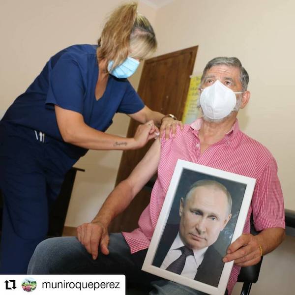 Мэр аргентинского города привился вакциной «Спутник-V» с портретом Путина