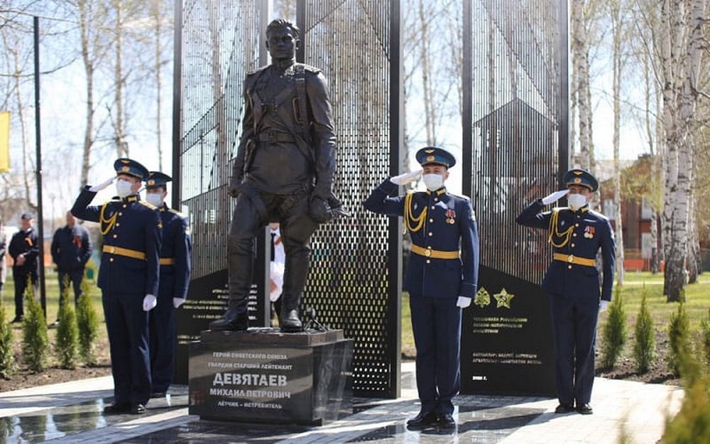 В Мордовии открыли памятник легендарному летчику Герою Советского Союза Михаилу Девятаеву
