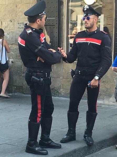 Итальянские полицейские выглядят, как геи-нацисты из будущего