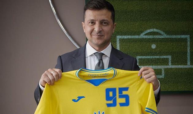 УЕФА обязал Украину убрать с формы нацистский лозунг