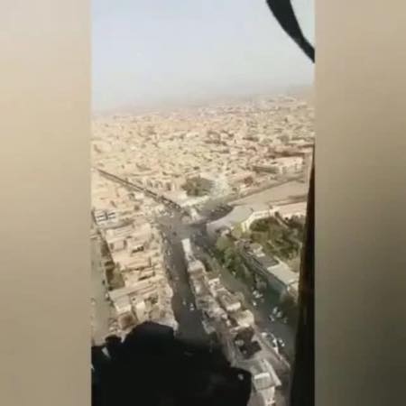 Талибы летают на доставшихся им вертолётах над Кандагаром