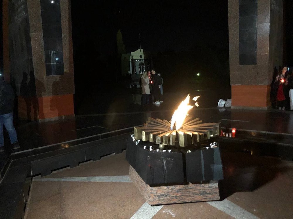 Жители Кишинева принесли свечи к погасшему Вечному огню