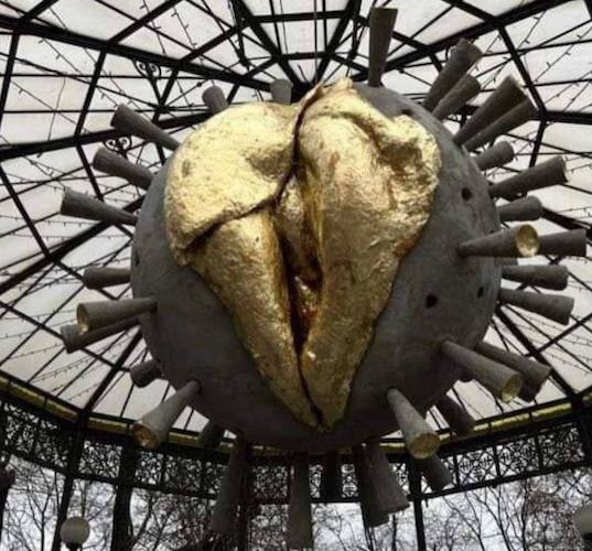 В Одессе открыли скульптуру коронавируса с золотой... (18+)
