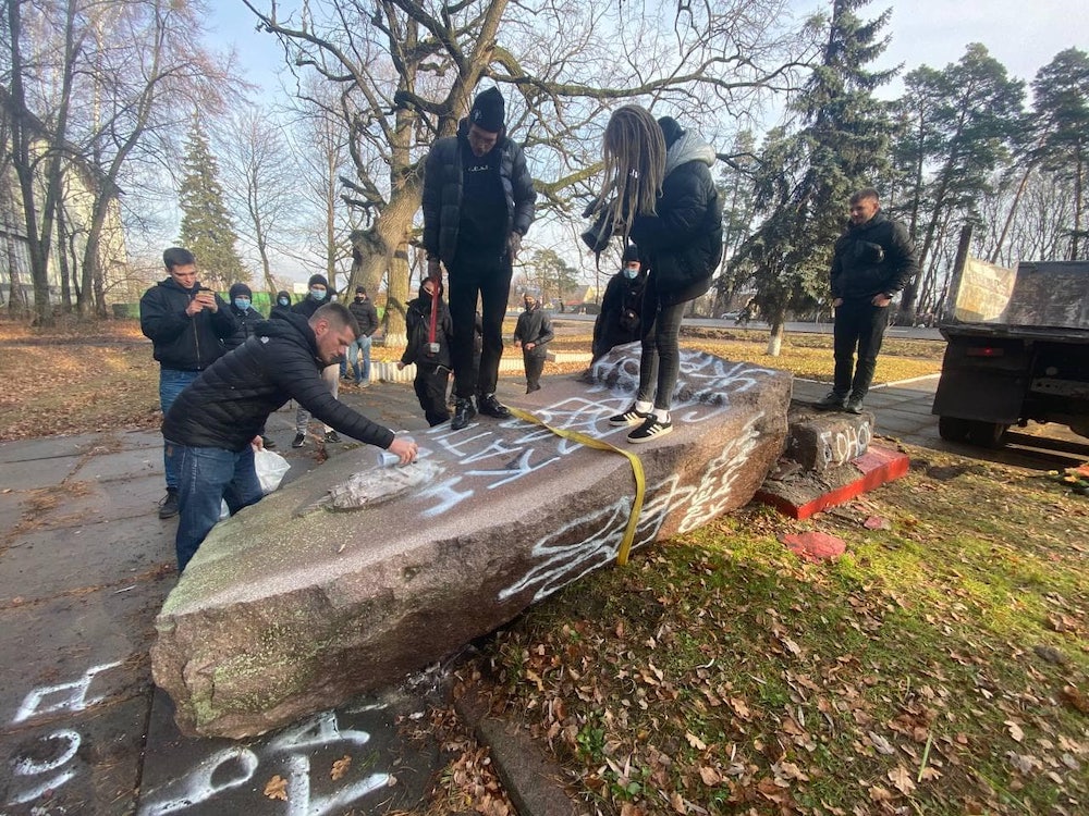 В Киевской области неонацисты снесли памятник сотрудникам НКВД