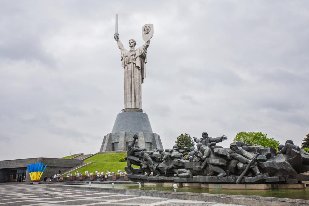 В Киеве скульптуре «Родина-мать» предложили сменить пол