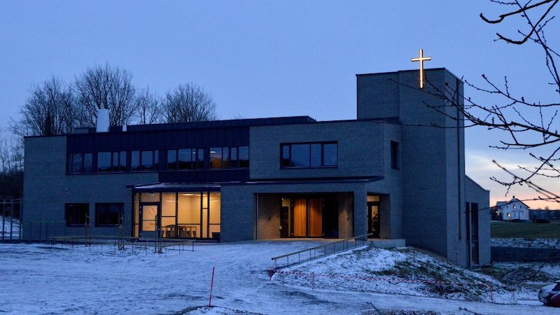 Подсвеченный церковный крест в Норвегии вызвал бурные споры