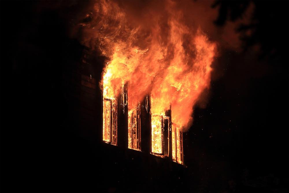 Украинские ушки торчат из дыма пожаров в Алма-Ате